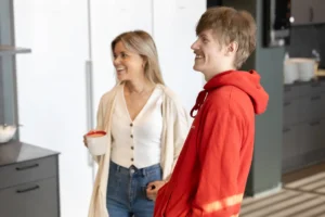 två personer dricker kaffe
