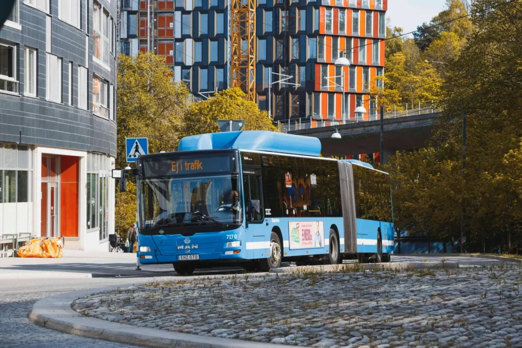 en buss som åker runt en rondell